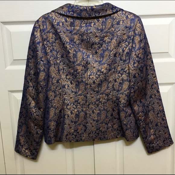 BEAUTIFUL BLAZER WITH GORGEOUS BUTTONS-LIKE NEW - Picture 2 of 5